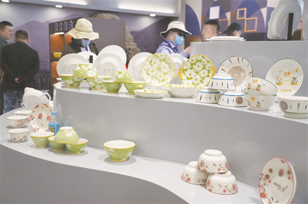 4-9 占据全国百分之六十份额的怀仁日用陶瓷.jpg