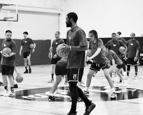 2-2 图配文2踏宣布签约NBA球.jpg