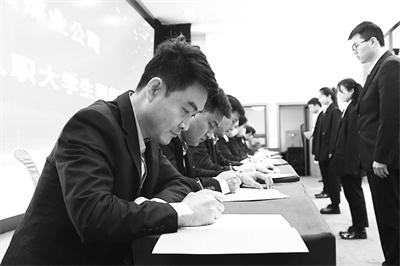 2-2 1 2 该公司举行拜师仪式签订师徒合同.jpg