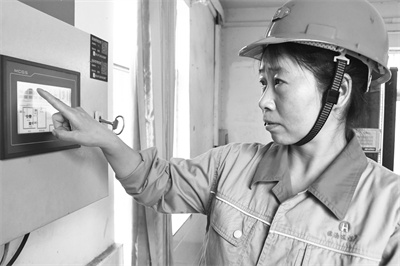 3-2 6（图片新闻）杨海燕在对.jpg