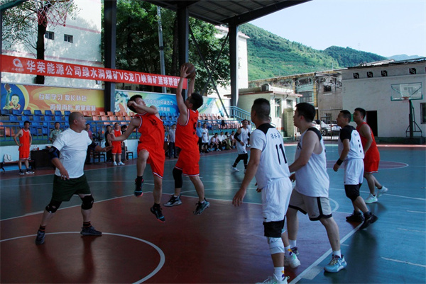 3（图片新闻说明 友谊第一 川煤绿水洞煤矿与龙门峡南煤矿开展职工篮球赛.JPG
