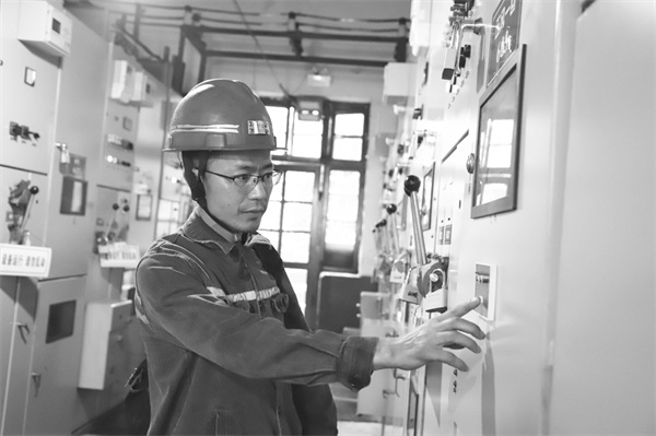 2-1 2,郭卢峰：戎装换工装.jpg