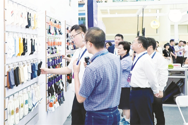 1692872383925249.jpg 1-2 1 2 第十七届袜博会现场。朱展摄.jpg