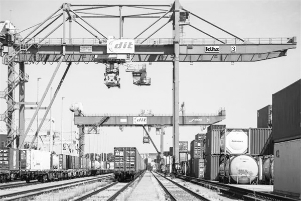 3-2 3 摄影 梁喻 （图据羊城派）.jpg