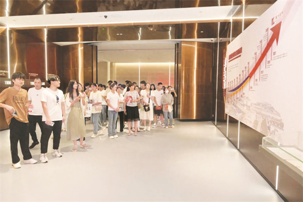 4-9 图9为学生及双汇职工参.jpg