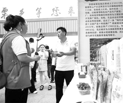 1693061910375459.jpg 3-1 6 8月24日,工作人员向游.jpg