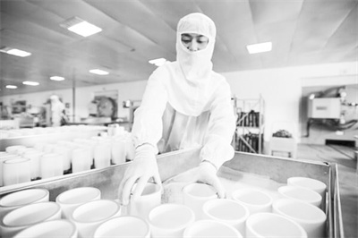 1693064102877691.jpg 6-1 图配文1工作人员在车间内.jpg