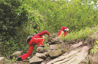 1-3 1 3：艰难跋涉上测线.jpg