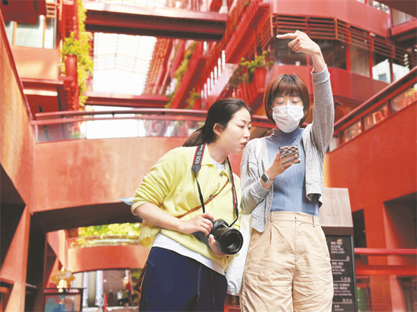 4-4 3 图为纪实摄影师李臻燕在上海采风.jpg