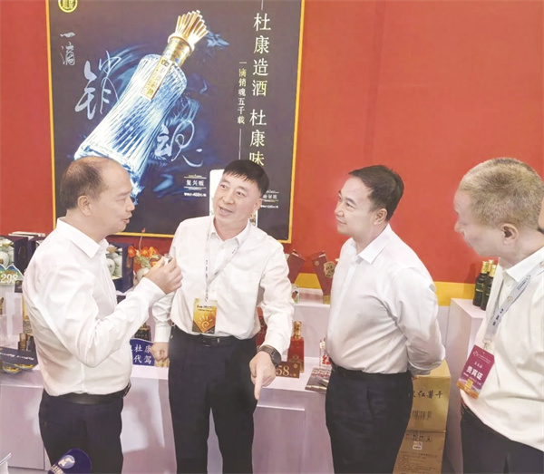 5-4 4图为河南省副省长李.jpg