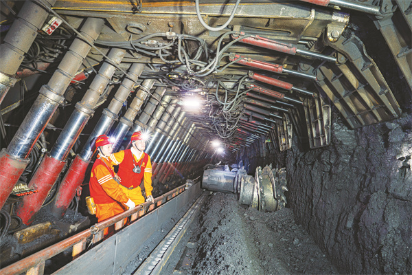 1693401286178040.jpg 1-3 2 图为井下智能化综采工作面。.jpg