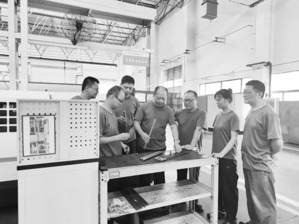 1693484907771714.jpg 2-4 3 江麓集团罗军大师工.jpg