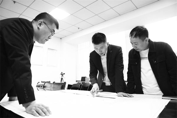 2-1 1 图为该公司地测测量部进行技术攻关.jpg