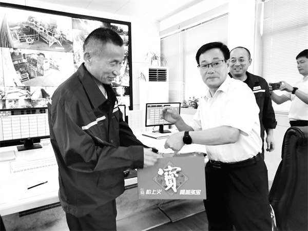 1693839227504386.jpg 7-1 7铜化集团领导给.jpg