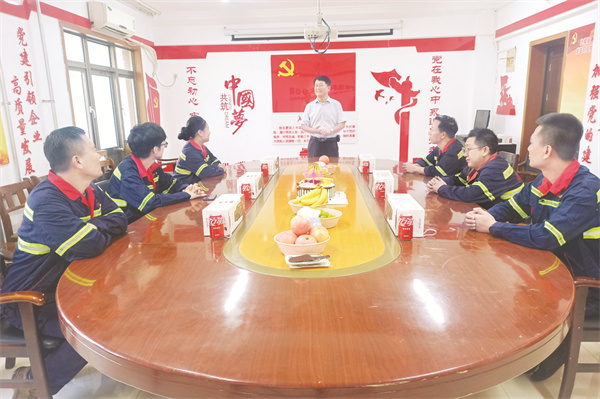 1693840251371821.jpg 5-1 3 1为职工过集体生日.jpg