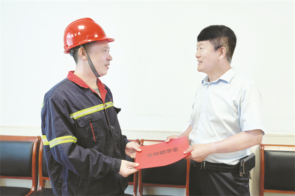 1693840257630466.jpg 5-2 3 2为困难职工发放助学金.jpg