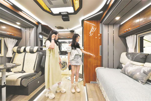 1693840925488433.jpg 4-4 3,观众在第十三届中国旅.jpg