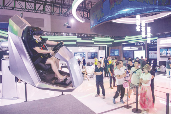 1693999187992604.jpg 4-1 1 观众在2023智博会.jpg