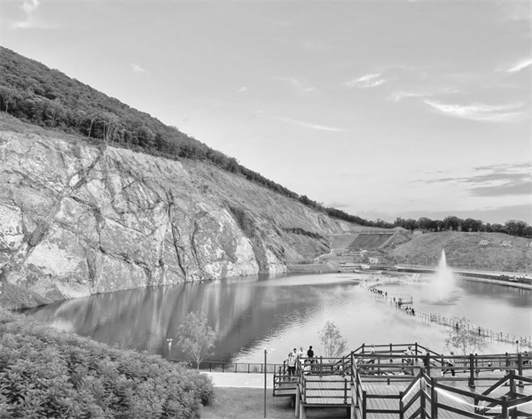 1693999880809161.jpg 3-3 5,宝清县翡翠湖矿坑公园景色。刘羽佳 摄.jpg