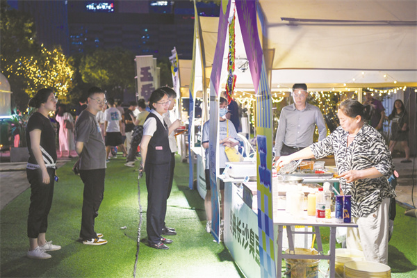 1-1 1，市民游客在南京市建邺.jpg