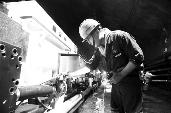 1694433412736828.jpg 2-3 2 2,工作人员严查设备“跑冒滴漏”.jpg