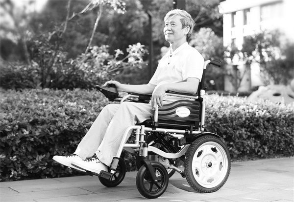 1694608220181875.jpg 3-1 1 老年人助力轮椅.jpg