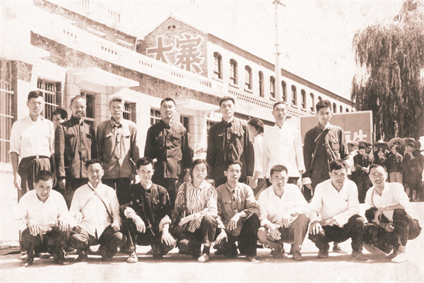 1694777572603069.jpg 1-3 3、六十年代初酒厂员工的合影.jpg