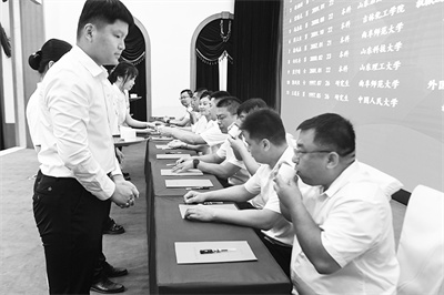 2-2 2 新入职大学生为导师奉上拜师茶.jpg