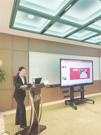 1694858283490667.jpg 4-2 2 图为张慧君参加人大经.jpg