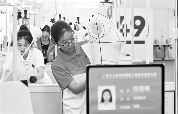 1695041280399364.jpg 3-2 2,选手在参加时装技术项目.jpg