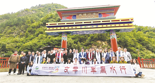 8-3 2 1合影沙卡村.jpg