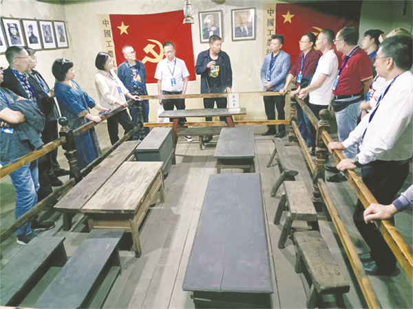 8-5 2 2参观芦花会议旧址.jpg