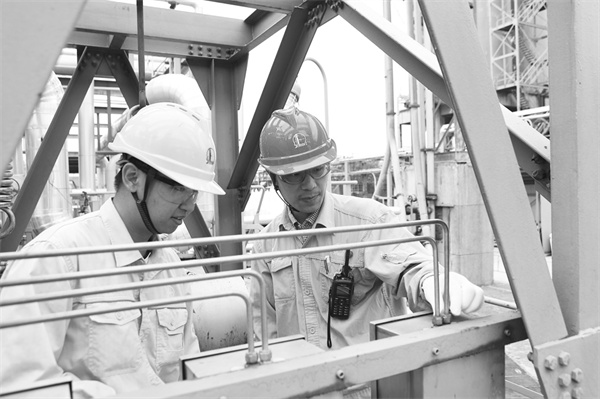 6-1 3葛亚（右）给新员工讲解设备知识.jpg