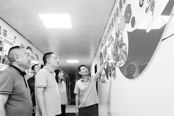 1695126784668147.jpg 2-3 5 干群观看牌板.jpg