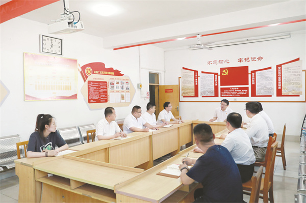 1695210269459612.jpg 5-1 1 翟镇煤矿向职工传达降.jpg