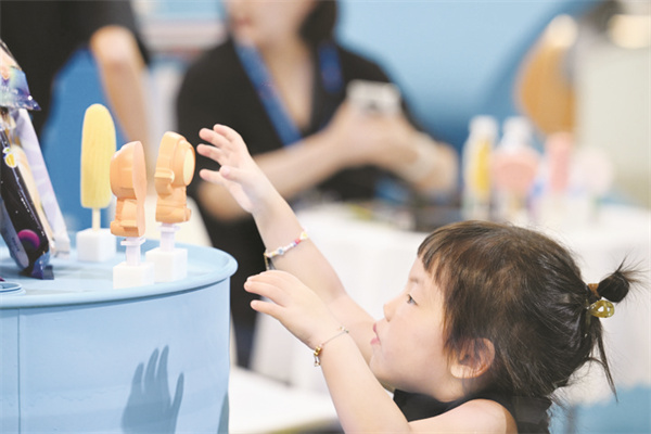 1695646699911112.jpg 4-3 3,一名小朋友在“冰博会.jpg