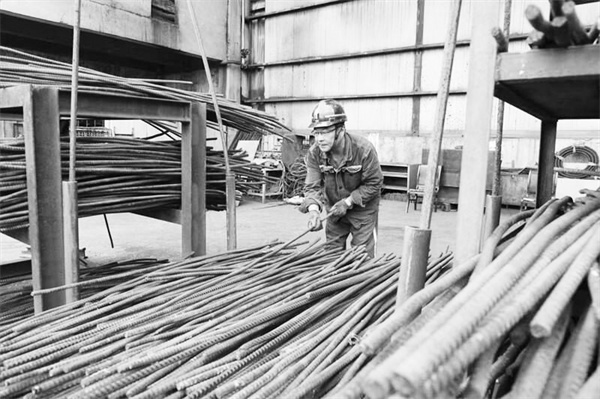 1695647808189128.jpg 2-4 5,职工将回收的锚杆取直.jpg