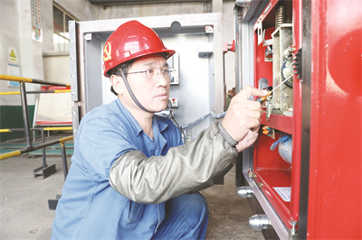 1696766703981567.jpg 8-1 2、李晔正在对移动变电站调试维修。.jpg