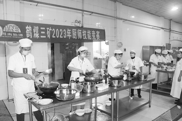 7-1 2鹤煤三矿开展中式烹调师技术比武.jpg