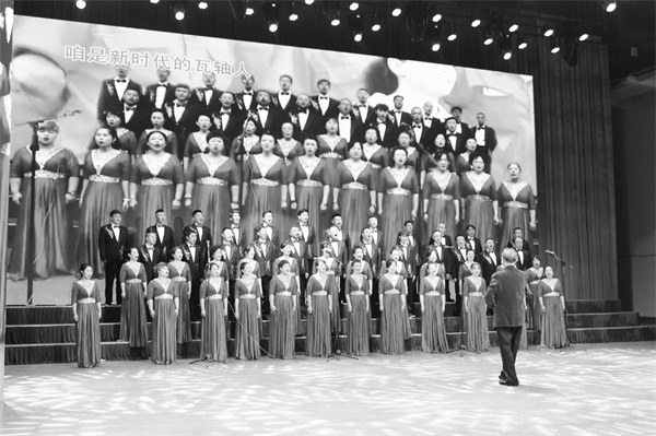 7-4 4图为瓦轴职工合唱团演.jpg