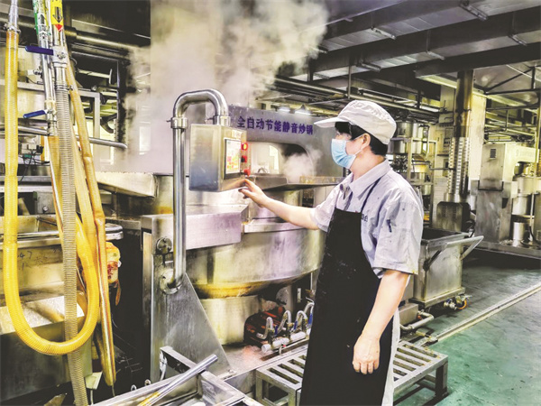 1-2 1 2 工作人员操作炒锅对.jpg