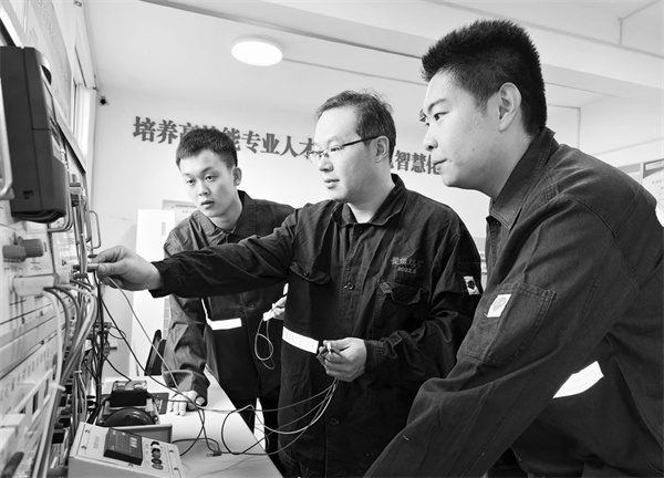 7-2 图3王伟明（中）利用PL.jpg