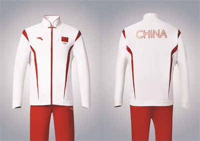 1697181738713000.jpg 1-2 图1 2 安踏赞助了中国队领奖的鞋服.jpg