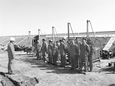 2-1 1 1 班前班后会是每日的必修课程。.jpg