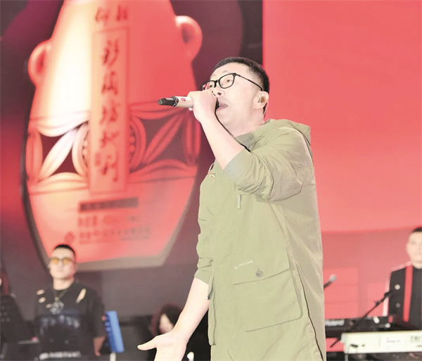 4-4 1 4 庞龙演唱.jpg