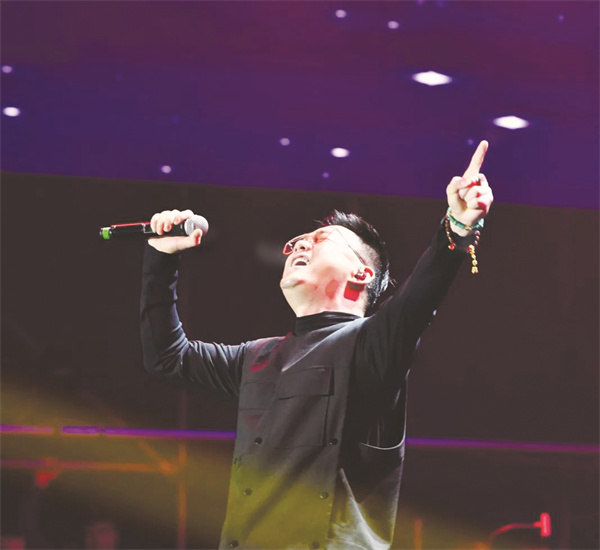 4-5 1 5 黄勇演唱.jpg