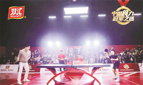 4-4 图4为马龙与参赛选手进行赛前热身.jpg