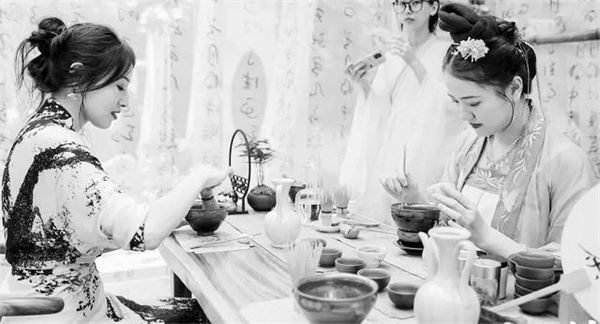 2-3 图3新消费试验场：用户共.jpg