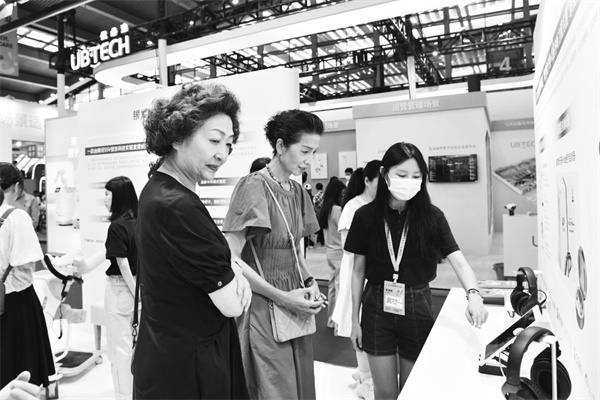 3-1 1,9月15日，在首届深圳国.jpg