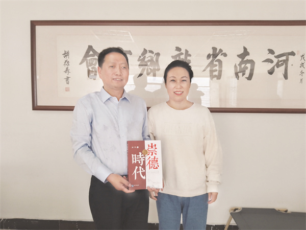 8-2 2图为本报记者和著名.jpg